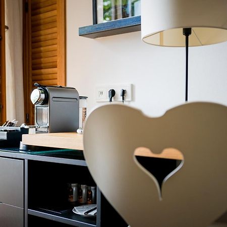 ホテル ダス テーゲルンゼー テガーンゼー エクステリア 写真 A Nespresso machine in a hotel room