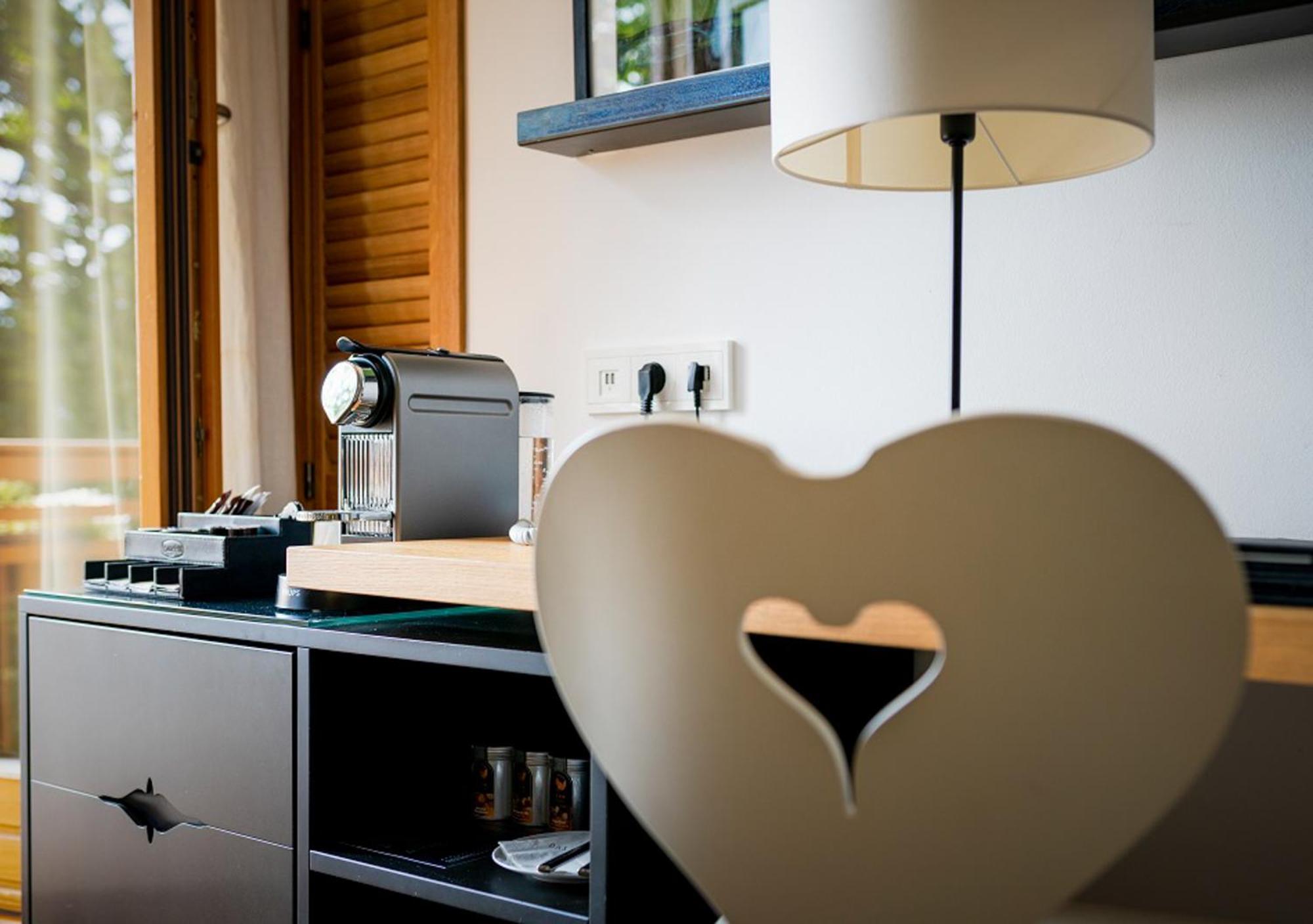 ホテル ダス テーゲルンゼー テガーンゼー エクステリア 写真 A Nespresso machine in a hotel room