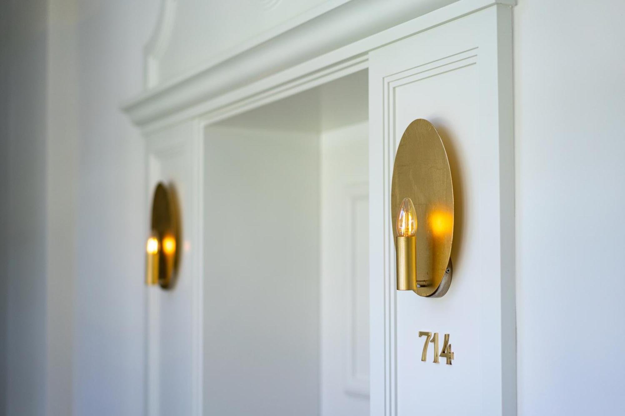 ホテル ダス テーゲルンゼー テガーンゼー エクステリア 写真 A pair of wall lights