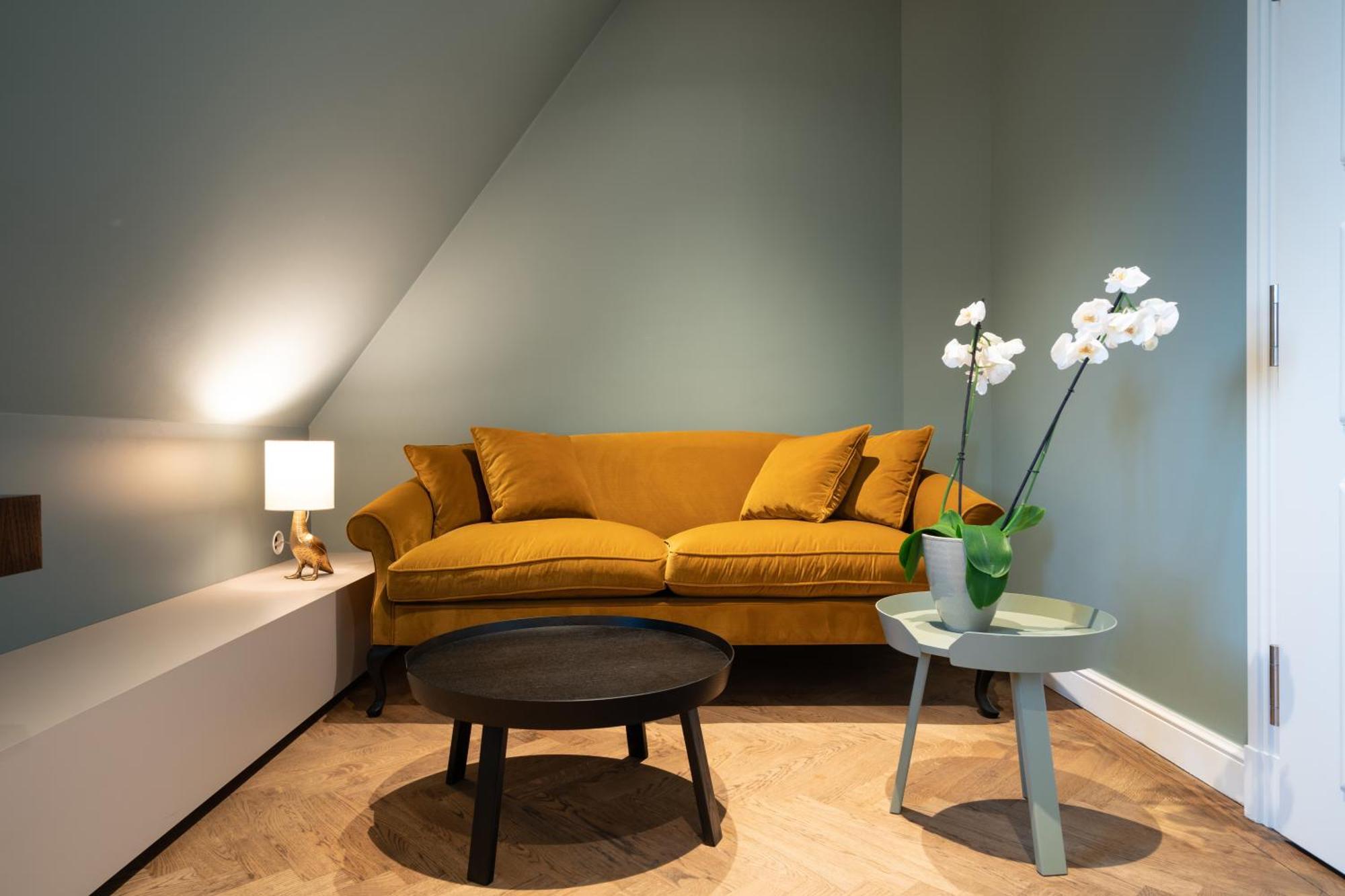 ホテル ダス テーゲルンゼー テガーンゼー エクステリア 写真 A living room with a sofa
