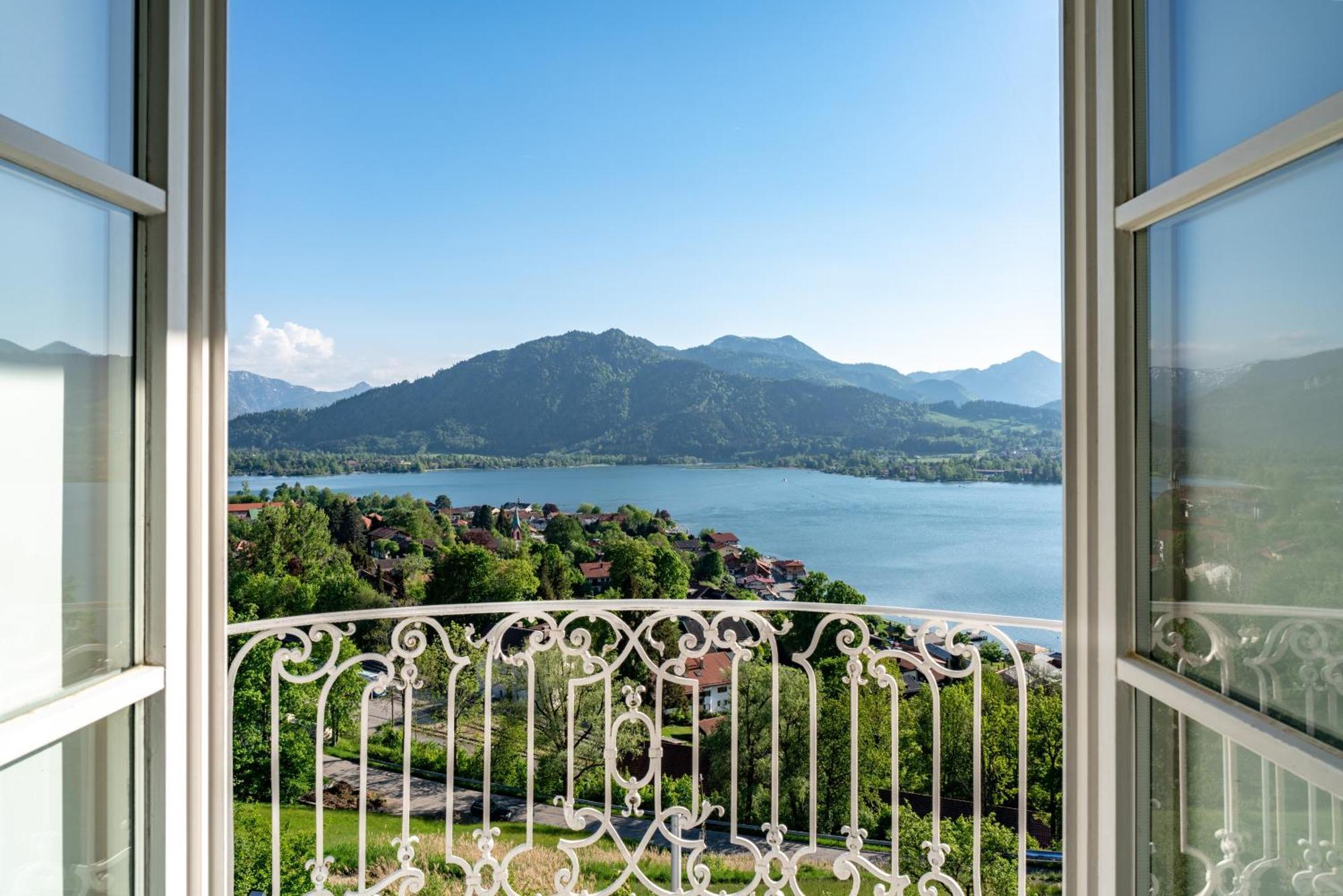 ホテル ダス テーゲルンゼー テガーンゼー エクステリア 写真 View of the lake from the hotel